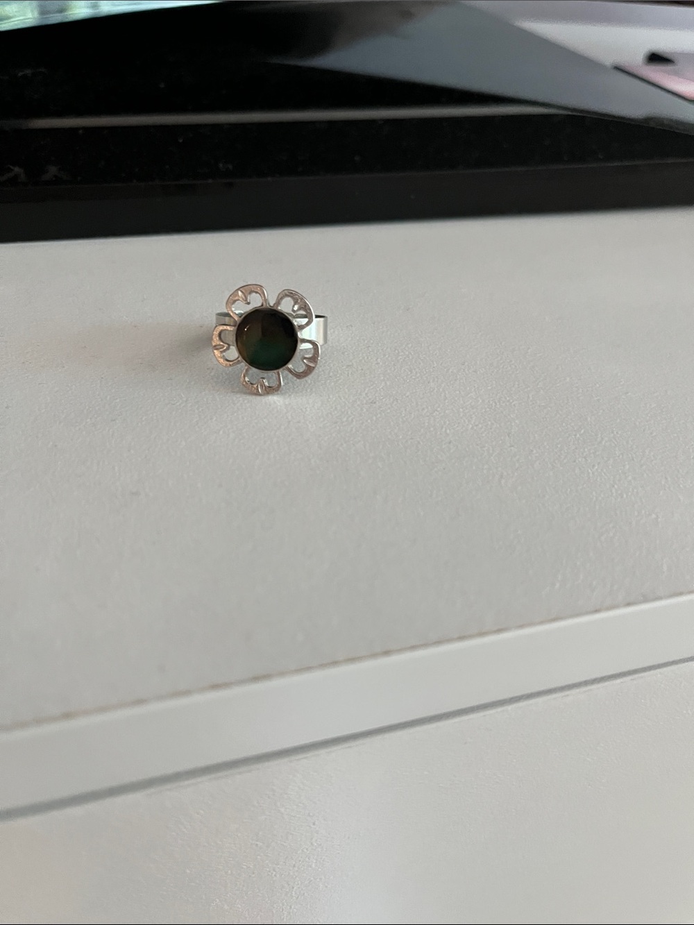 Color changing flower ring